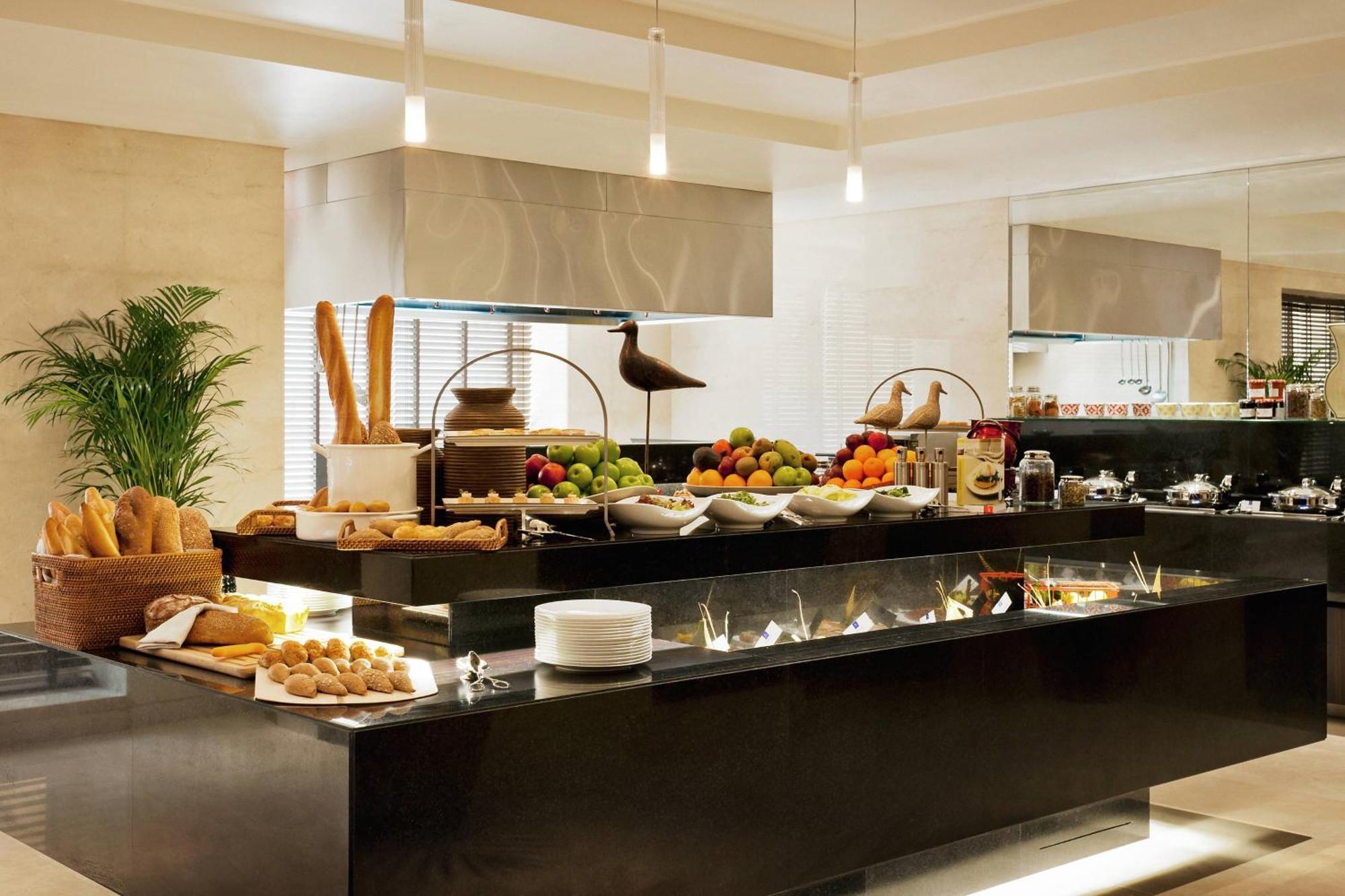Grosvenor House, A Luxury Collection Hotel, Dubái Exterior foto A buffet at a hotel